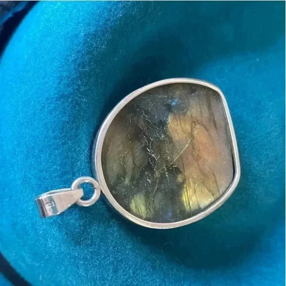 Hand Crafted Genuine Faceted Rainbow Labradorite and Sterling Silver Pendant - Picture 9 of 12